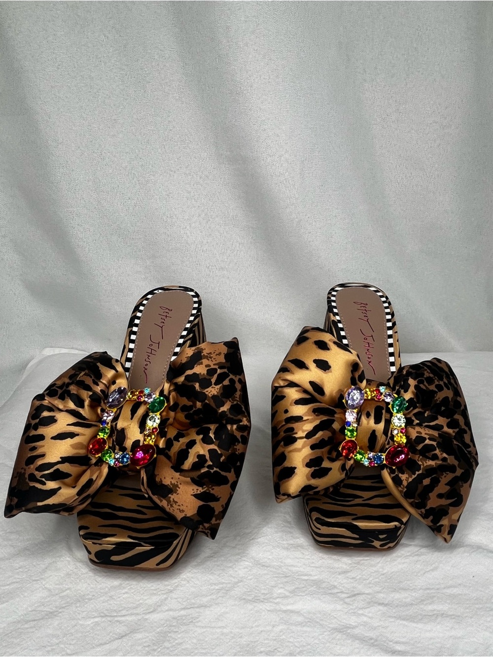 🐯 Betsey Johnson Leopard Platform Mule Heels Jeweled Bow Size 6 Like New 🩷